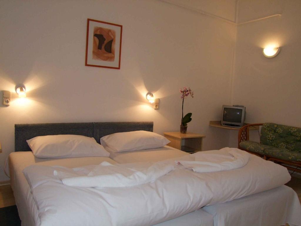 Hotel Platan Zamárdi Oda fotoğraf